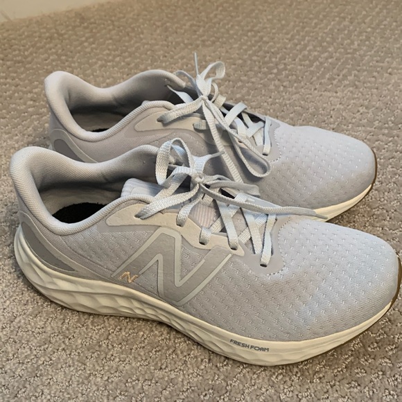 NB women’s fresh foam arishi v4 sneakers - Picture 2 of 6